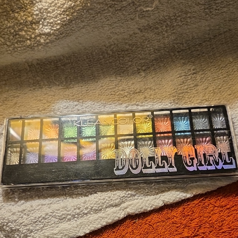 Kleancolor Vibrant Yellow and Green Eyeshadow Palette